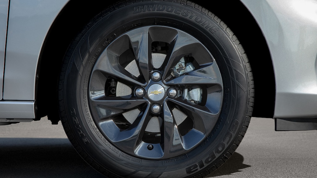 Personaliza tu sedán Chevrolet Onix 2025 con los rines de 15 pulgadas en aluminio y más accesorios externos deportivos