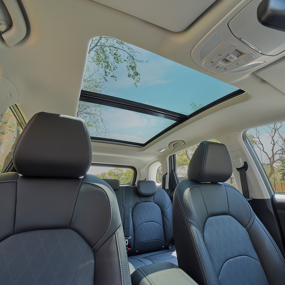 Vista interna de Chevrolet Captiva 2025 con 3 filas de asientos forrados en tactopiel y techo panorámico eléctrico