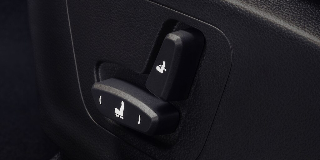 Chevrolet Captiva 2025 con asiento del conductor ajustable en 6 posiciones desde sus controles eléctricos